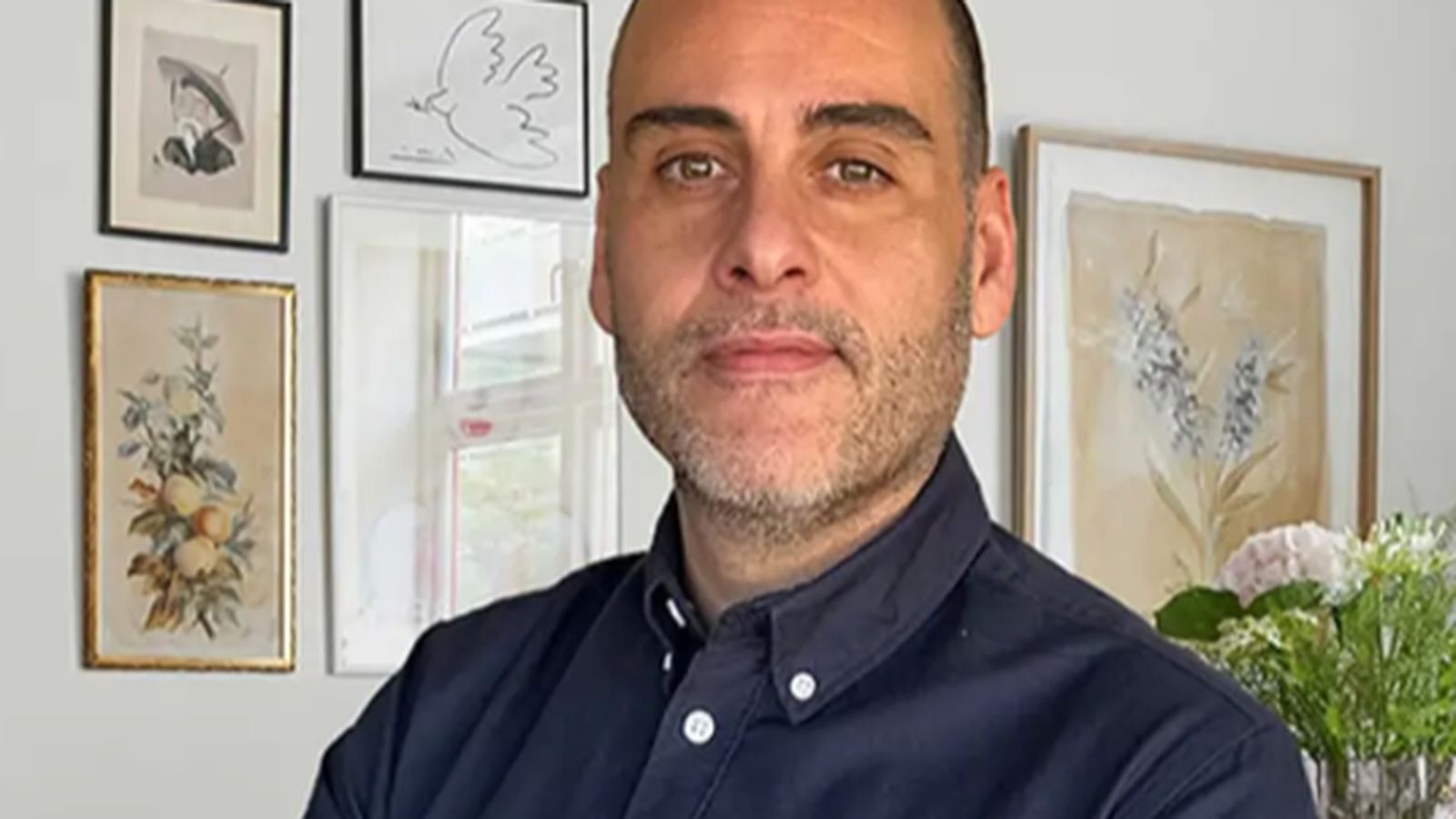Abel de González, experto en reformas: “Si al blanco y la madera le añadimos detalles en dorado, conseguiremos una decoración de baño más lujosa y sofisticada”