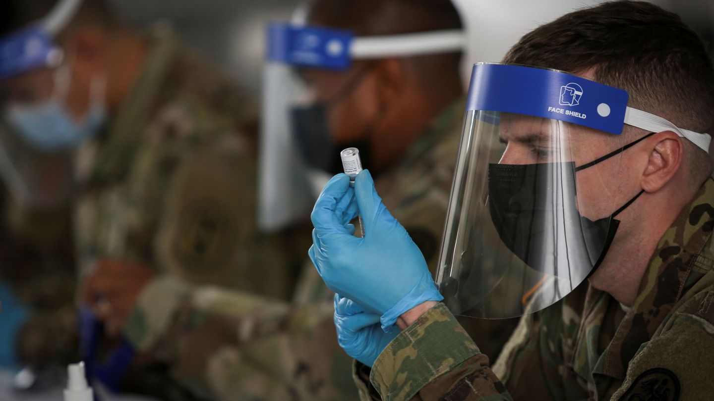 Miembros del ejército de EEUU forman parte del operativo de vacunación. (Reuters)