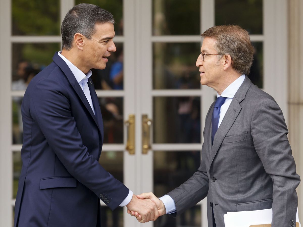 Foto: El presidente del Gobierno en funciones, Pedro Sánchez (i), recibe al líder del PP, Alberto Núñez Feijóo (d), en La Moncloa. (Sergio Pérez/EFE)