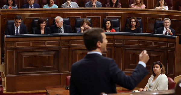 Foto: Pablo Casado habla en presencia de Pedro Sánchez en el Congreso. (EFE)