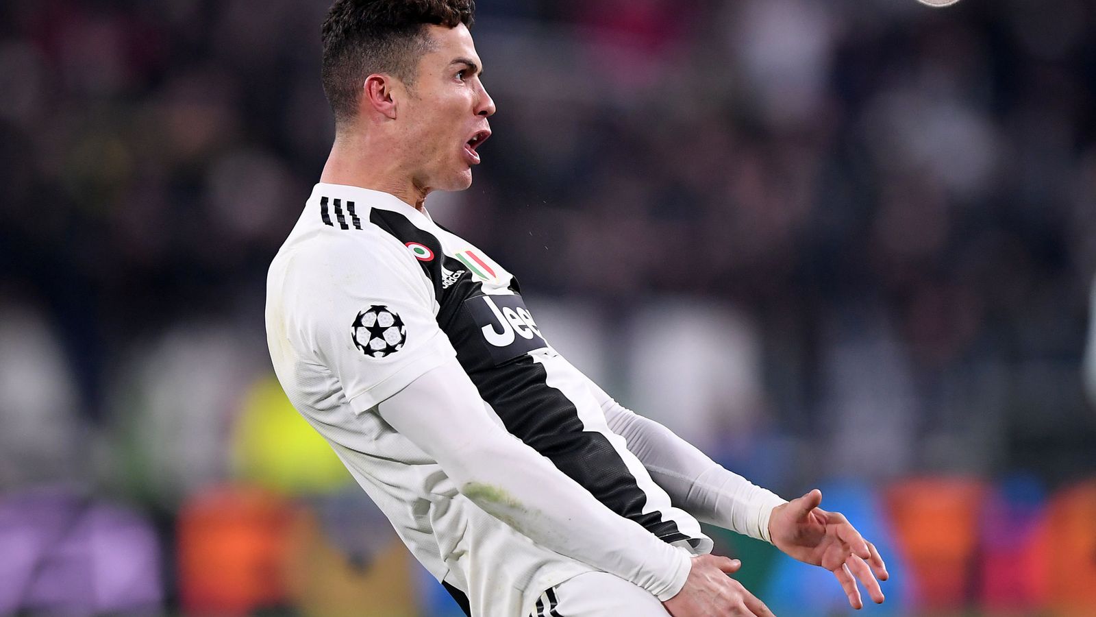 Foto: Cristiano Ronaldo celebra la victoria con un gesto desafiante. (EFE)
