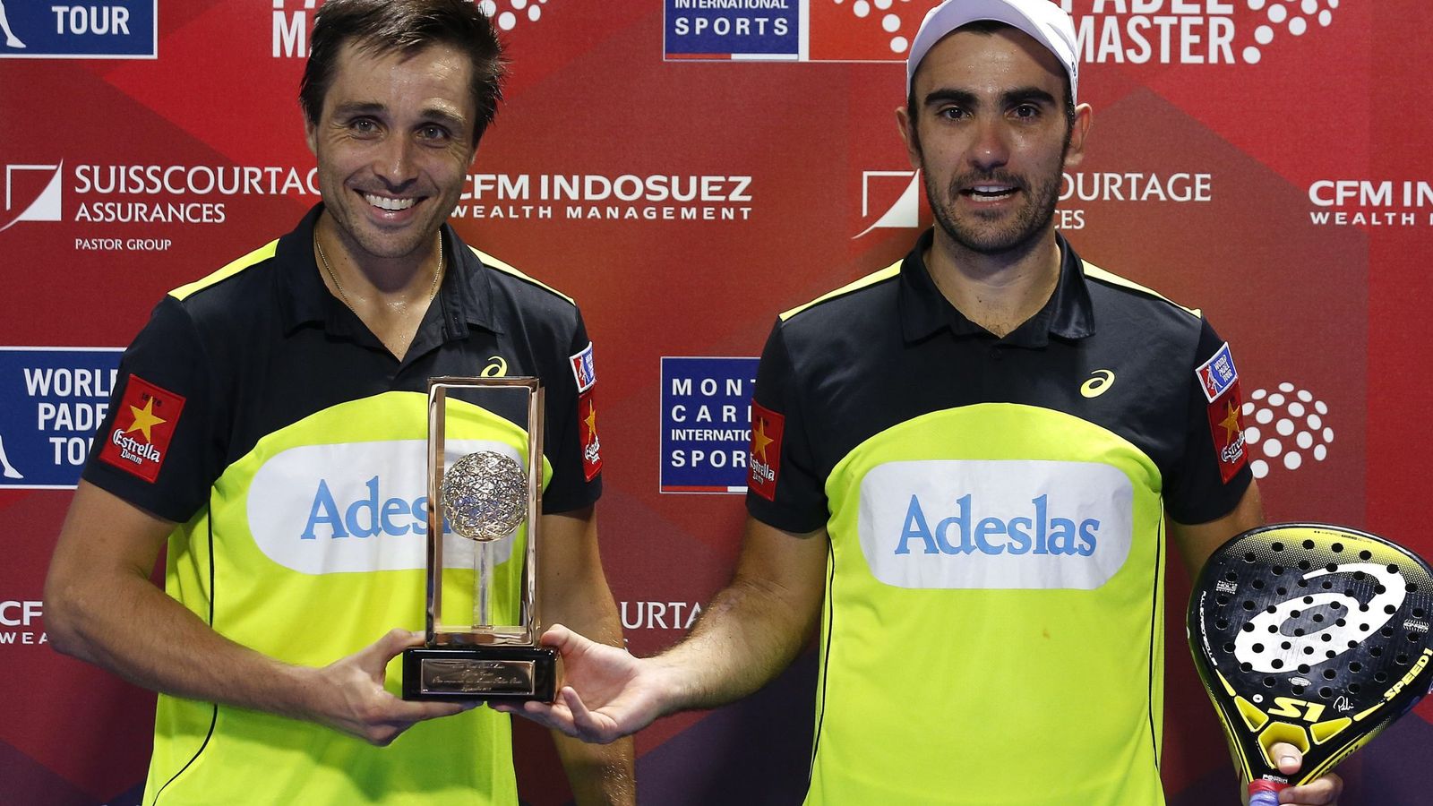 Foto: Belasteguin y Lima con el trofeo del Monte-Carlo Padel Master (Sebastien Nogier/EFE)