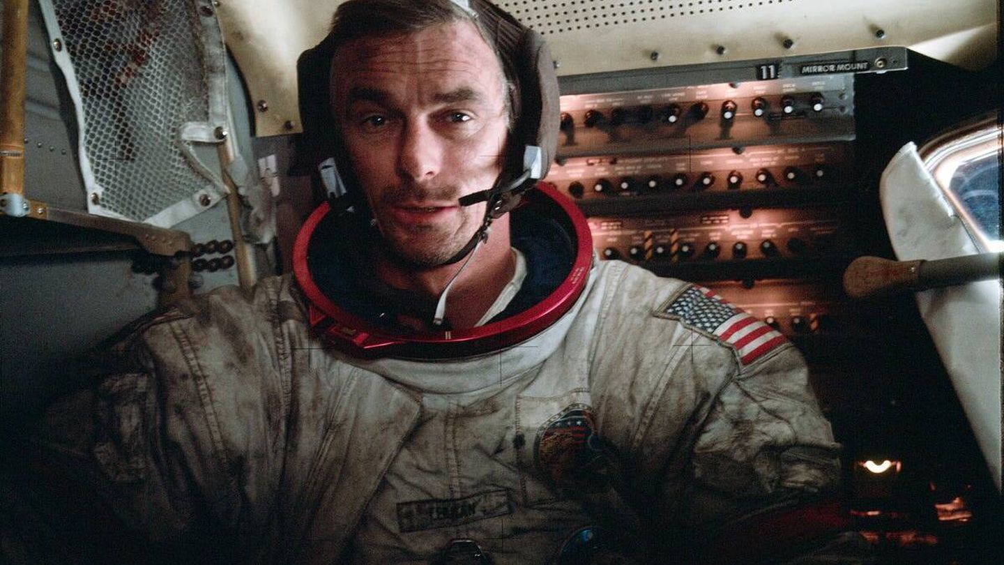 El astronauta del Apolo 17 Eugene Cernan cubierto de polvo lunar. (NASA)