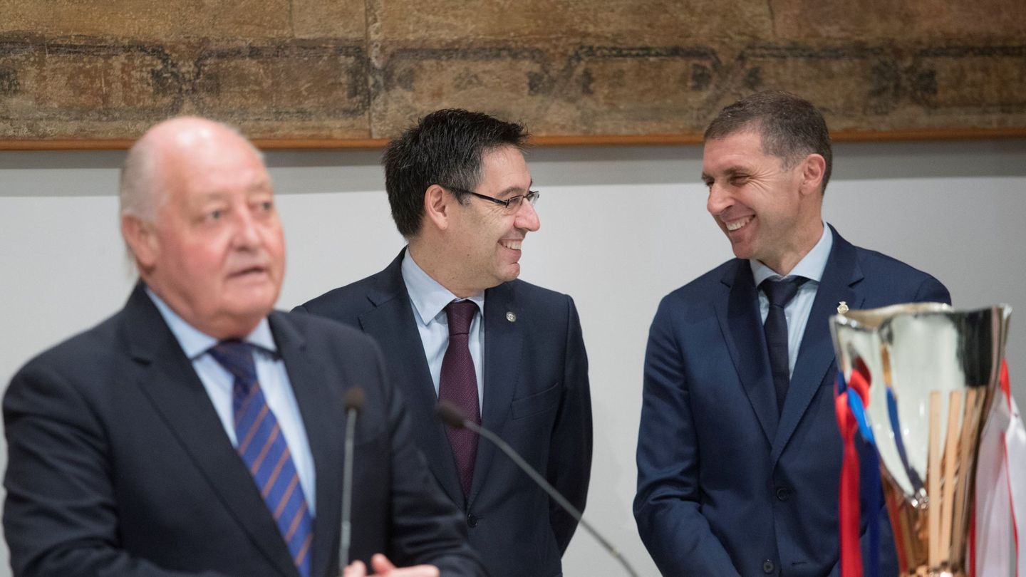 El presidente de la Federación Catalana de Fútbol, Joan Soteras, junto a Josep Maria Bartomeu en 2019. (FCF)