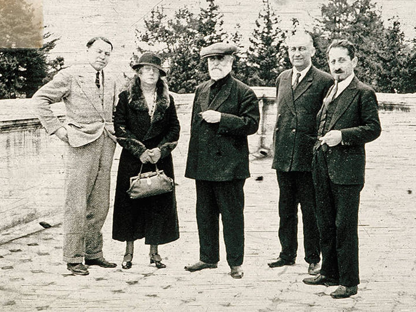 Eliava (izq) y D'Herelle (centro) en Tiflis (Instituto Pasteur)