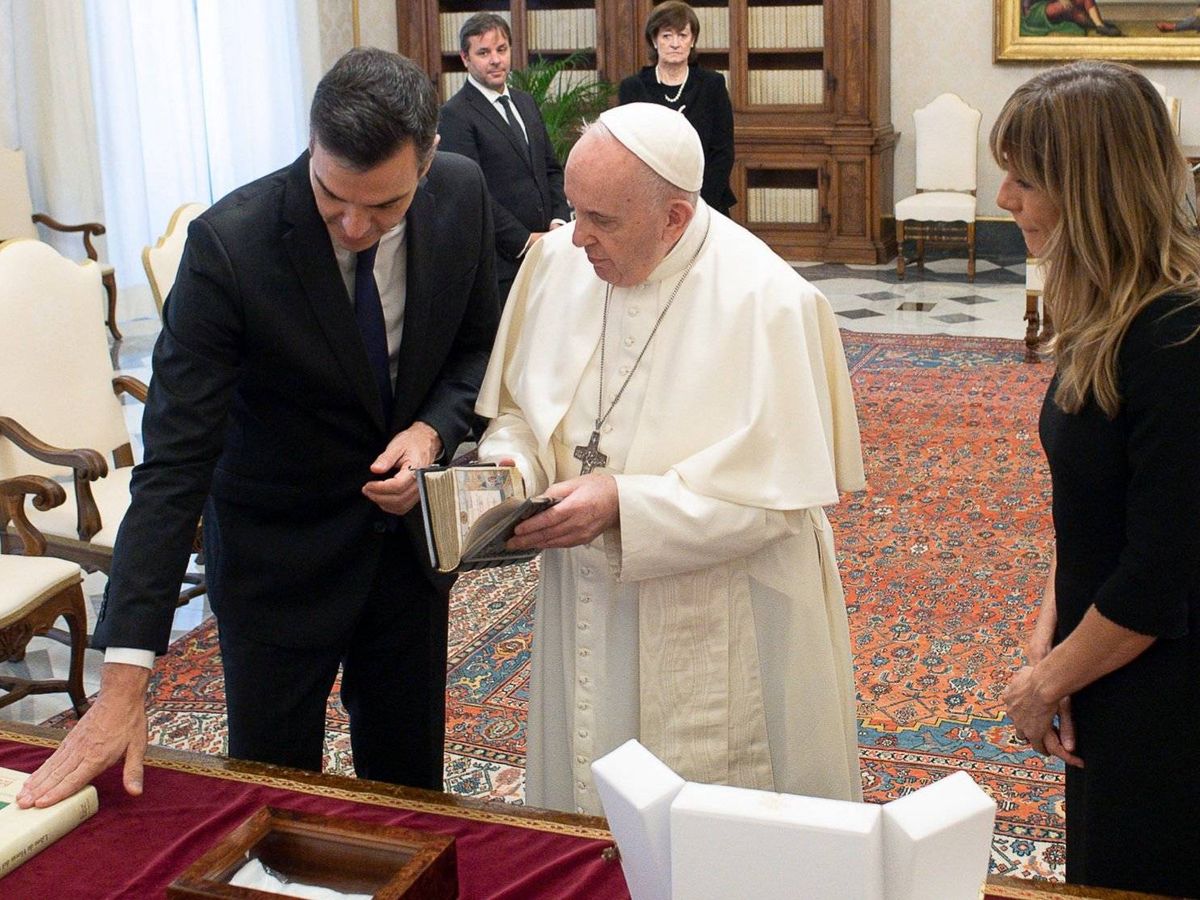 Foto: El Papa recibe a Pedro Sánchez y Begoña Gómez en El Vaticano. (EFE)