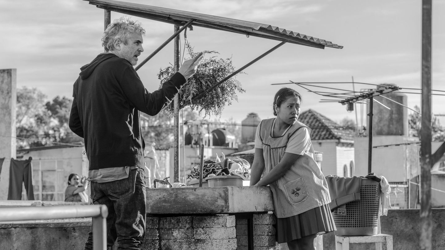 Alfonso Cuarón y Yalitza Aparicio durante el rodaje de 'Roma' (EFE)
