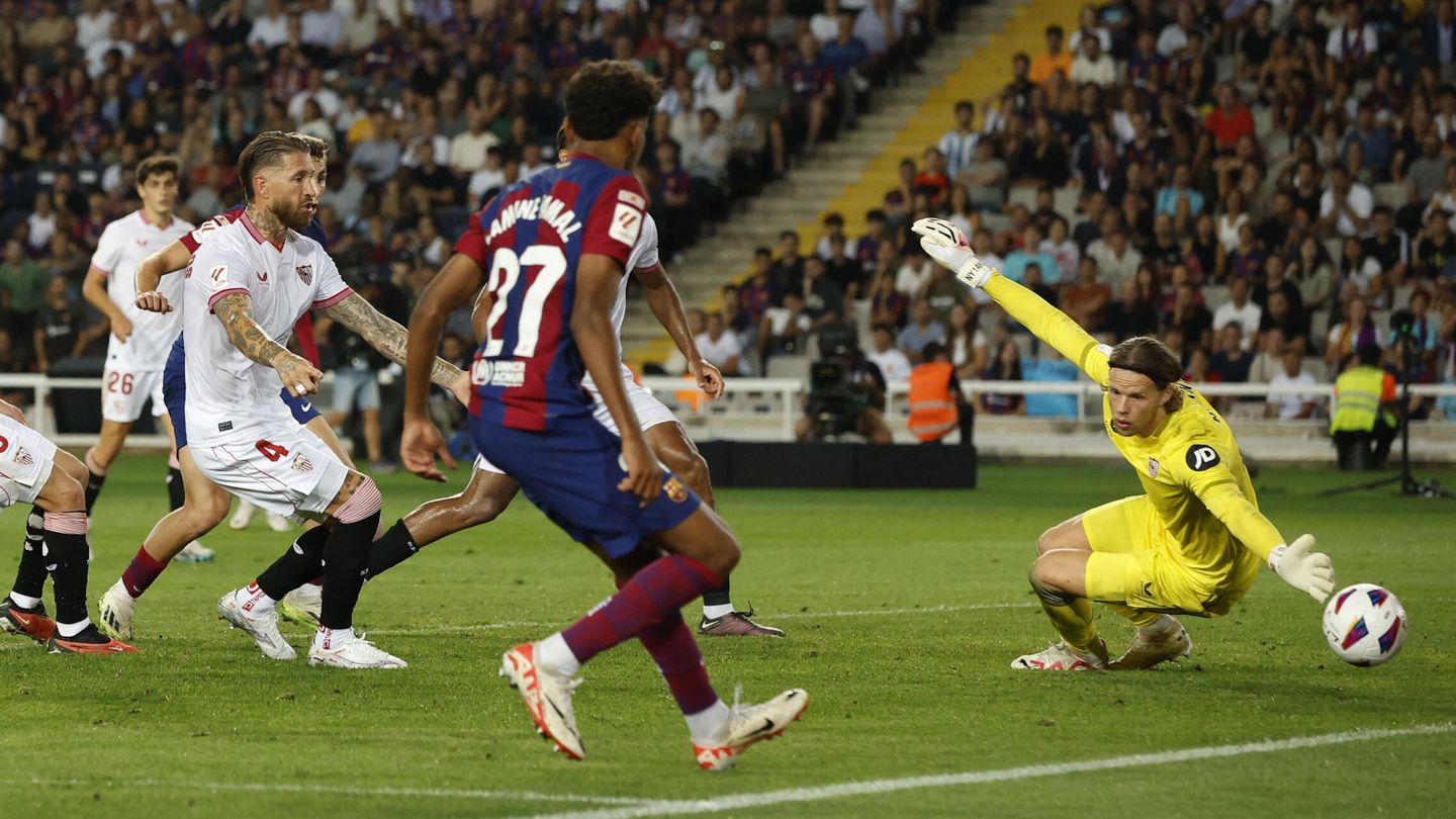 La jugada en la que Sergio Ramos marca en propia puerta en el partido contra el Barcelona. (Reuters/Albert Gea)