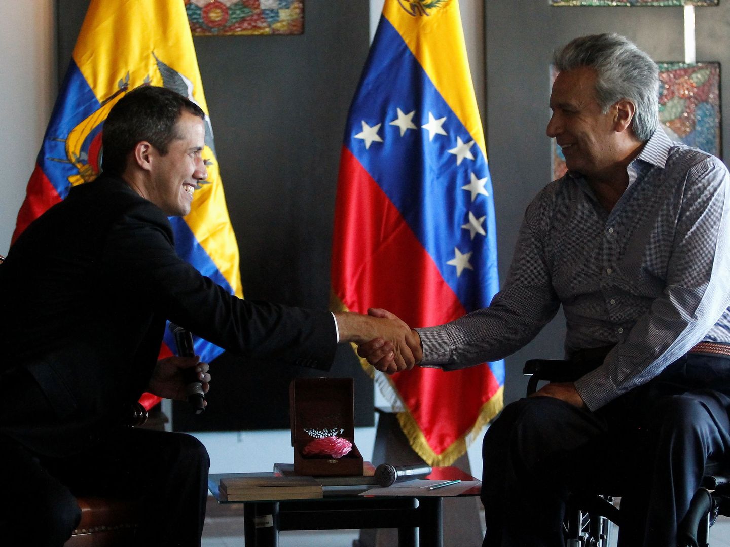 El presidente de Ecuador, Lenin Moreno, y el líder de la oposición, Juan Guaido. (EFE)