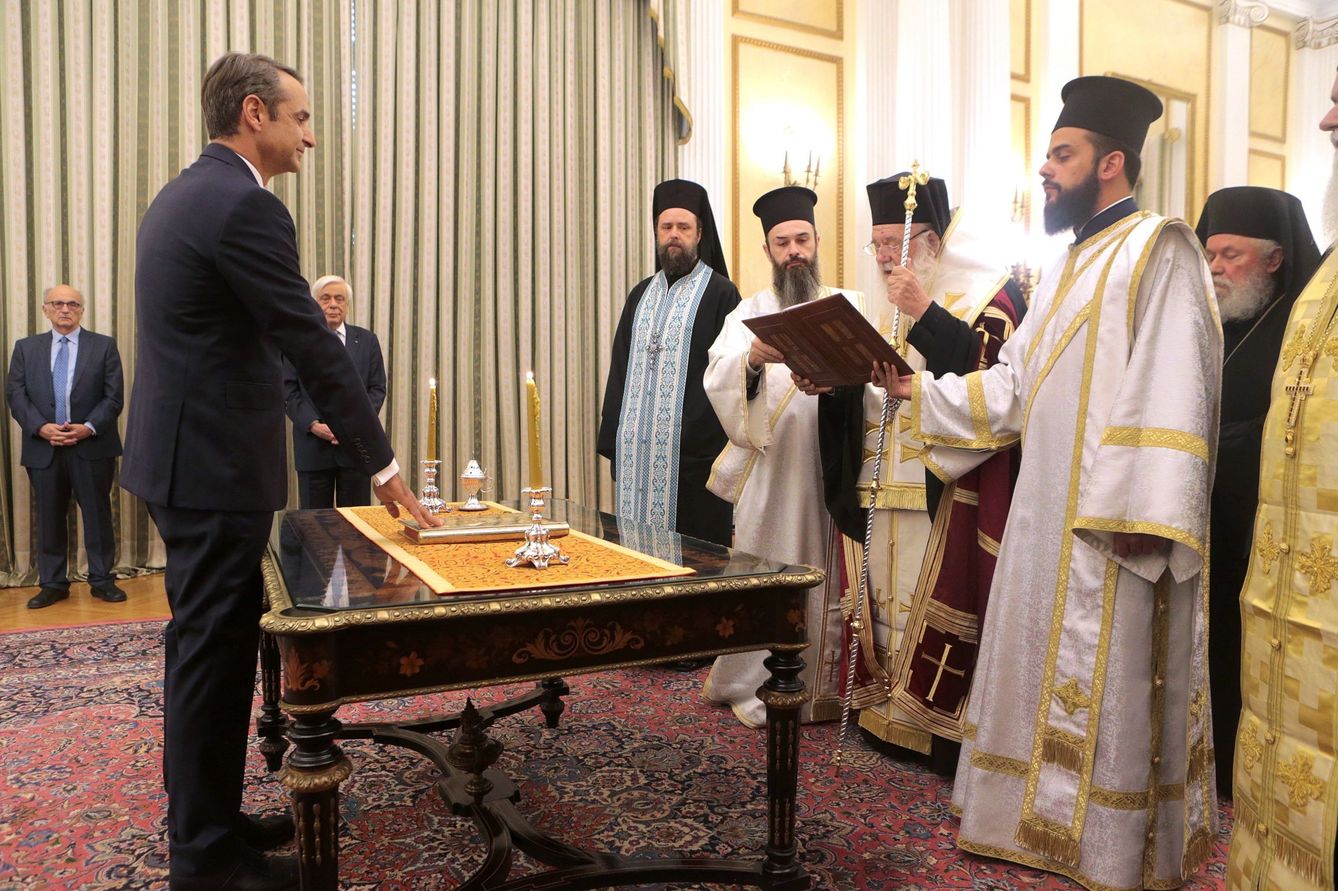El líder de Nueva Democracia y ganador de las elecciones griegas, Kyriakos Mitsotakis, jura el cargo ante las autoridades religiosas. (Reuters)