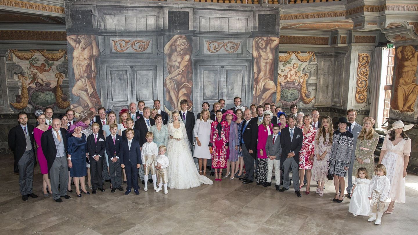 Foto de familia de la boda del hijo de Ernesto de Hannover. (EFE)