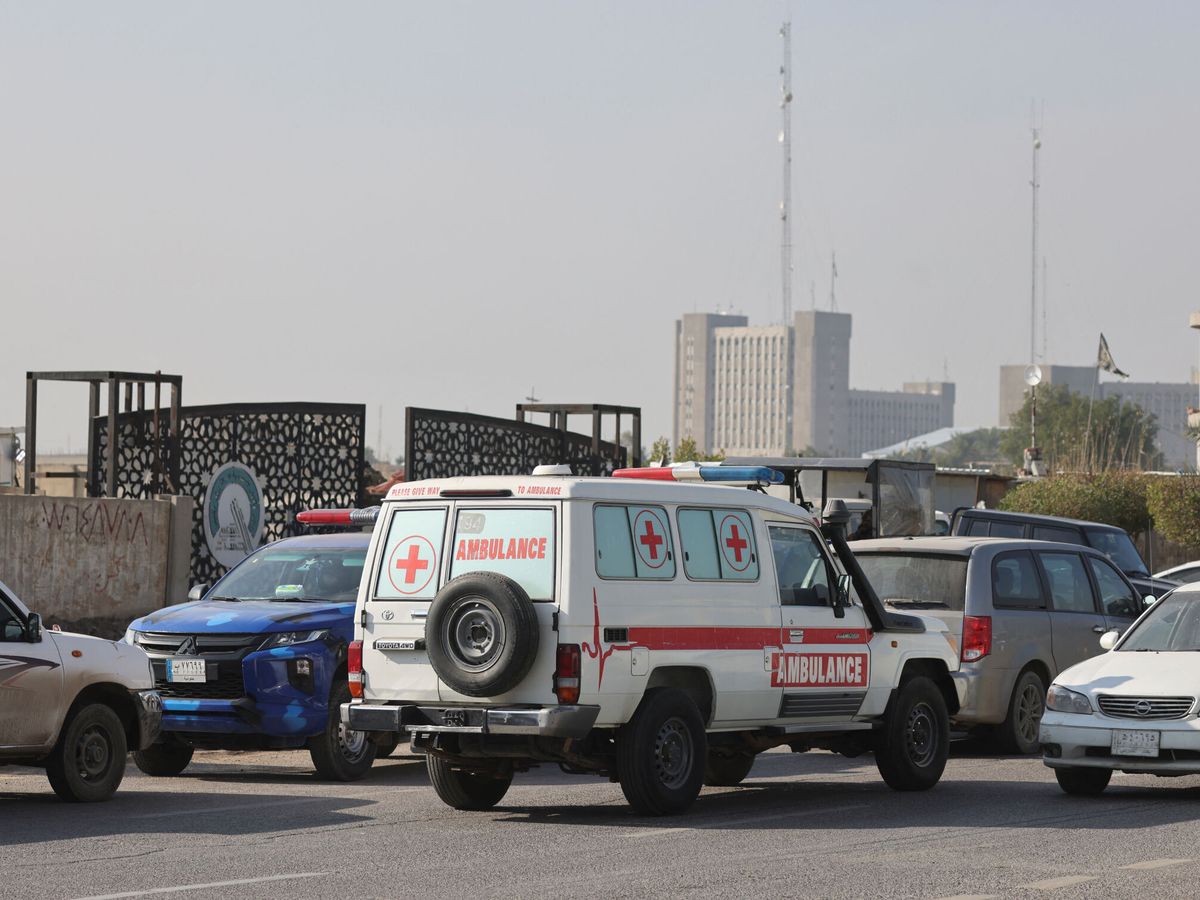 Foto: Una ambulancia cerca de donde han ocurrido los hechos. (Reuters/Ahmed Saad)
