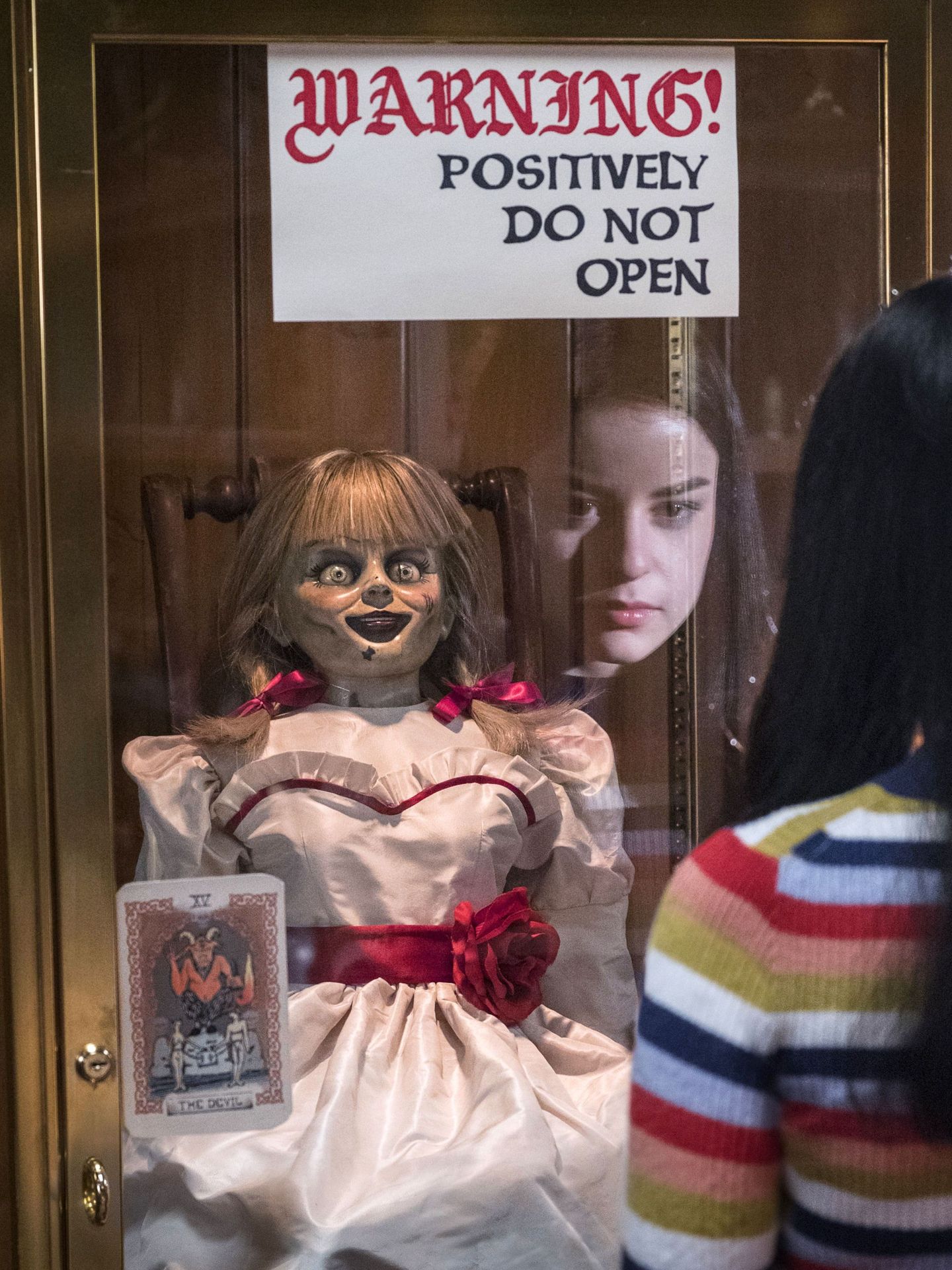 Fotograma cedido por Warner Bros donde aparece la muñeca Anabelle.