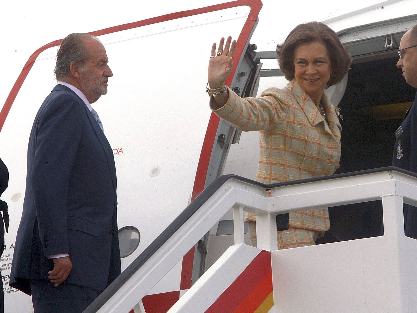 Los reyes Juan Carlos y Sofía, entrando en un Airbus del 45 Grupo para hacer una visita de Estado a Suiza. (EFE)