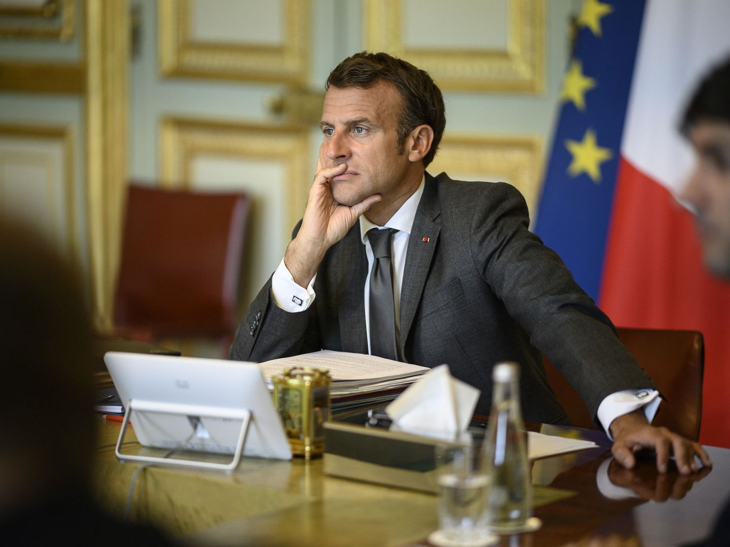 Emmanuel Macron, presidente francés, durante una videoconferencia con líderes europeos. (EFE)