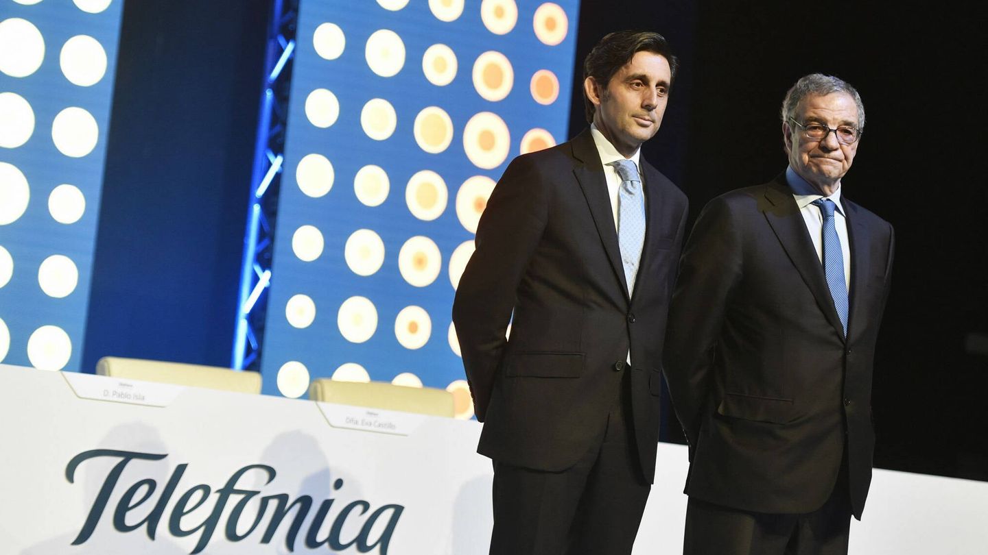José María Álvarez Pallete (i) y César Alierta, en la junta general de accionistas de Telefónica en 2016. (EFE/Fernando Villar)