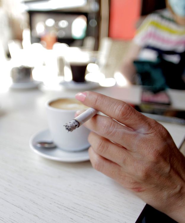 Foto: Una mujer fuma en la terraza de un bar de A Coruña. (EFE)