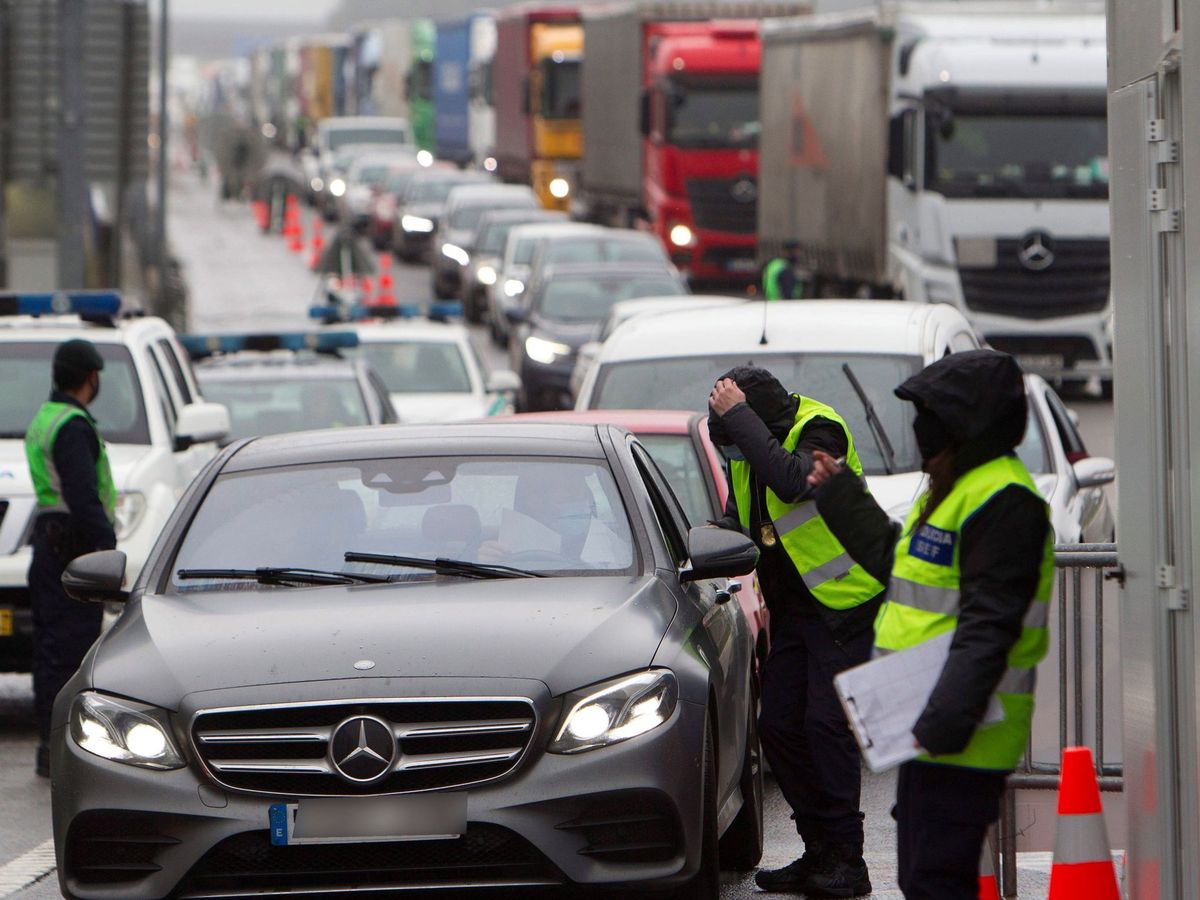 Foto: Agentes de la Guardia Nacional Republicana registran los vehículos que quieren entrar en Portugal, este lunes, en el cruce Tui-Valença. (EFE)