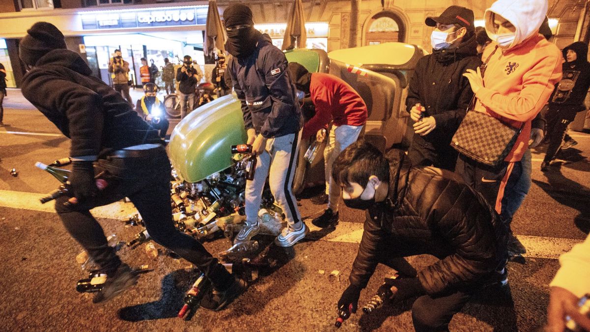 Un fotógrafo herido por el impacto de una botella en la octava noche de disturbios en Cataluña