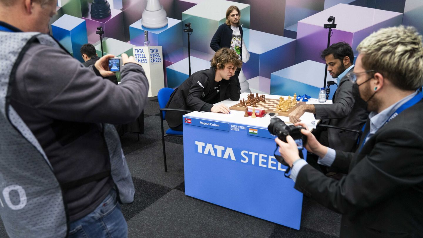 Magnus Carlsen (i) en una partida del Tata Steel. (Reuters)