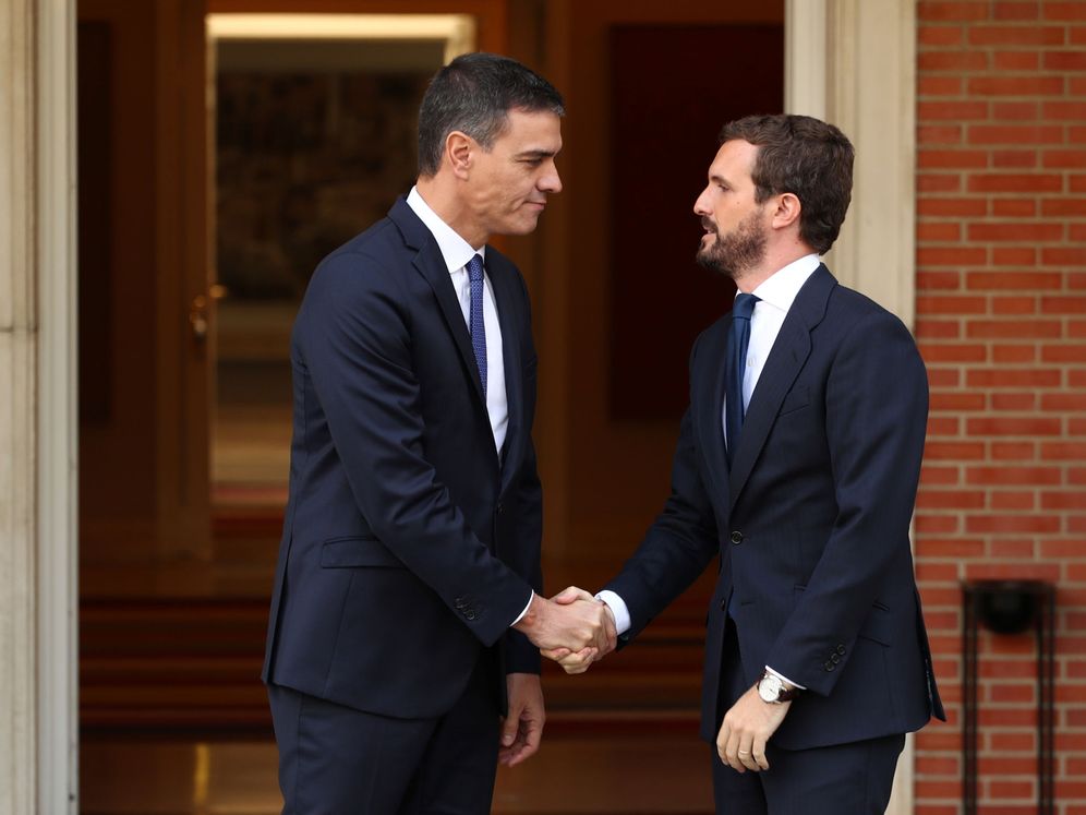 Foto: Pedro Sánchez recibe a Pablo Casado, este 16 de octubre en el palacio de la Moncloa. (Reuters)