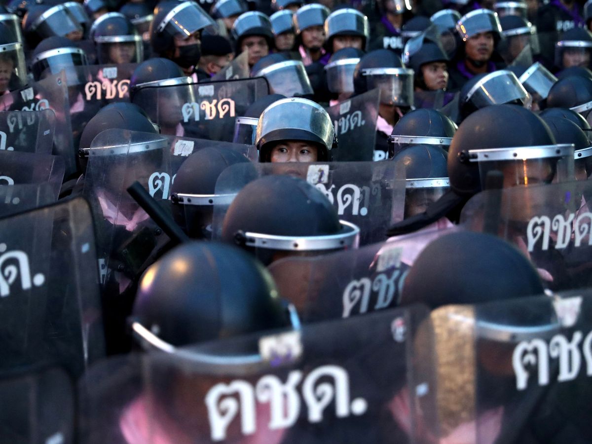 Foto: Oficiales de policía disuelven protestas contra el Gobierno. (Reuters)