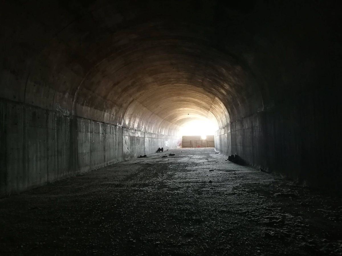 Foto: Uno de los túneles abandonados de las obras fallidas del tren a Navalcarnero. (Cedida)