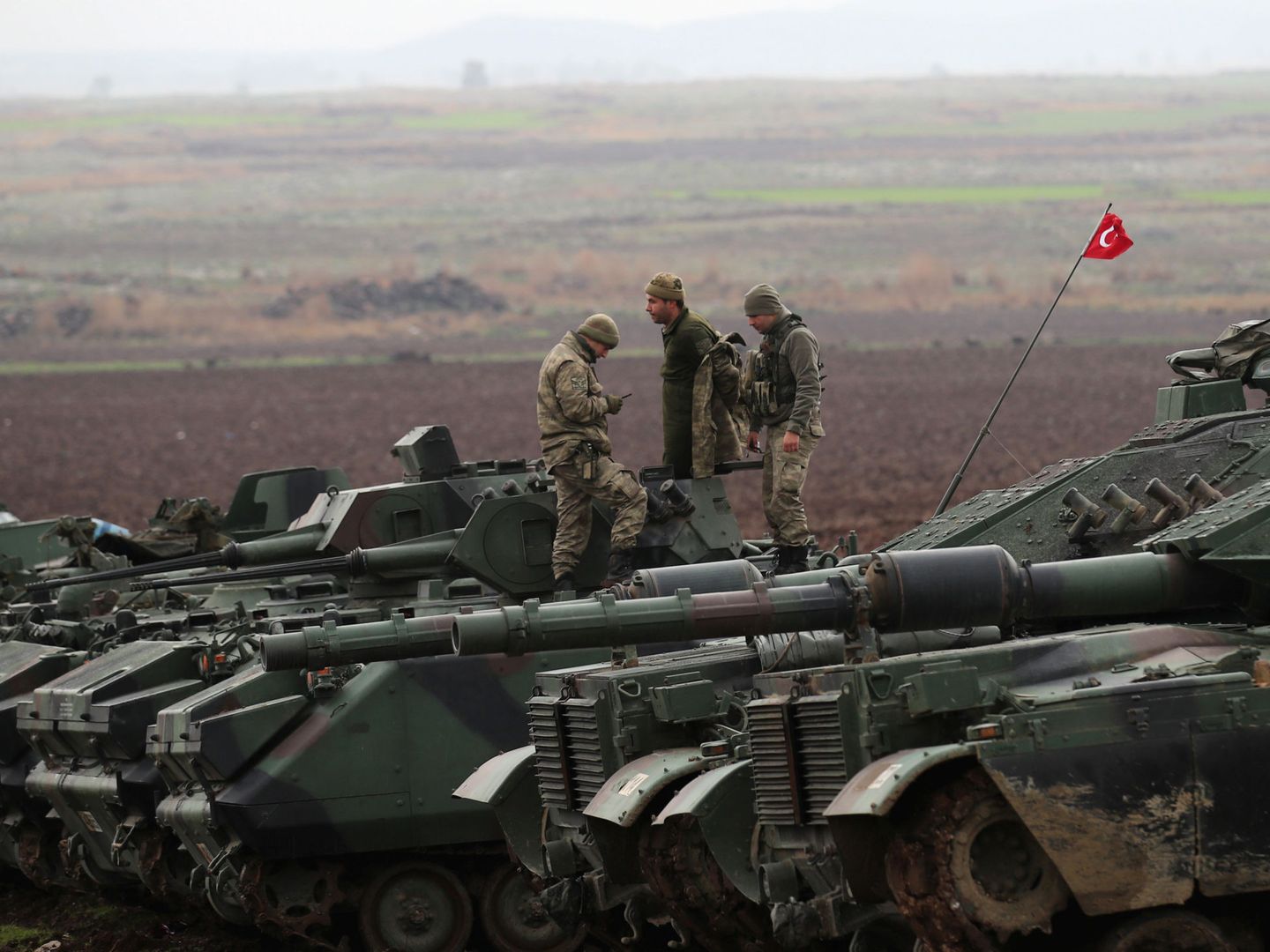 Tanques del Ejército turco cerca de la frontera con Siria, en la provincia de Hatay. (Reuters)