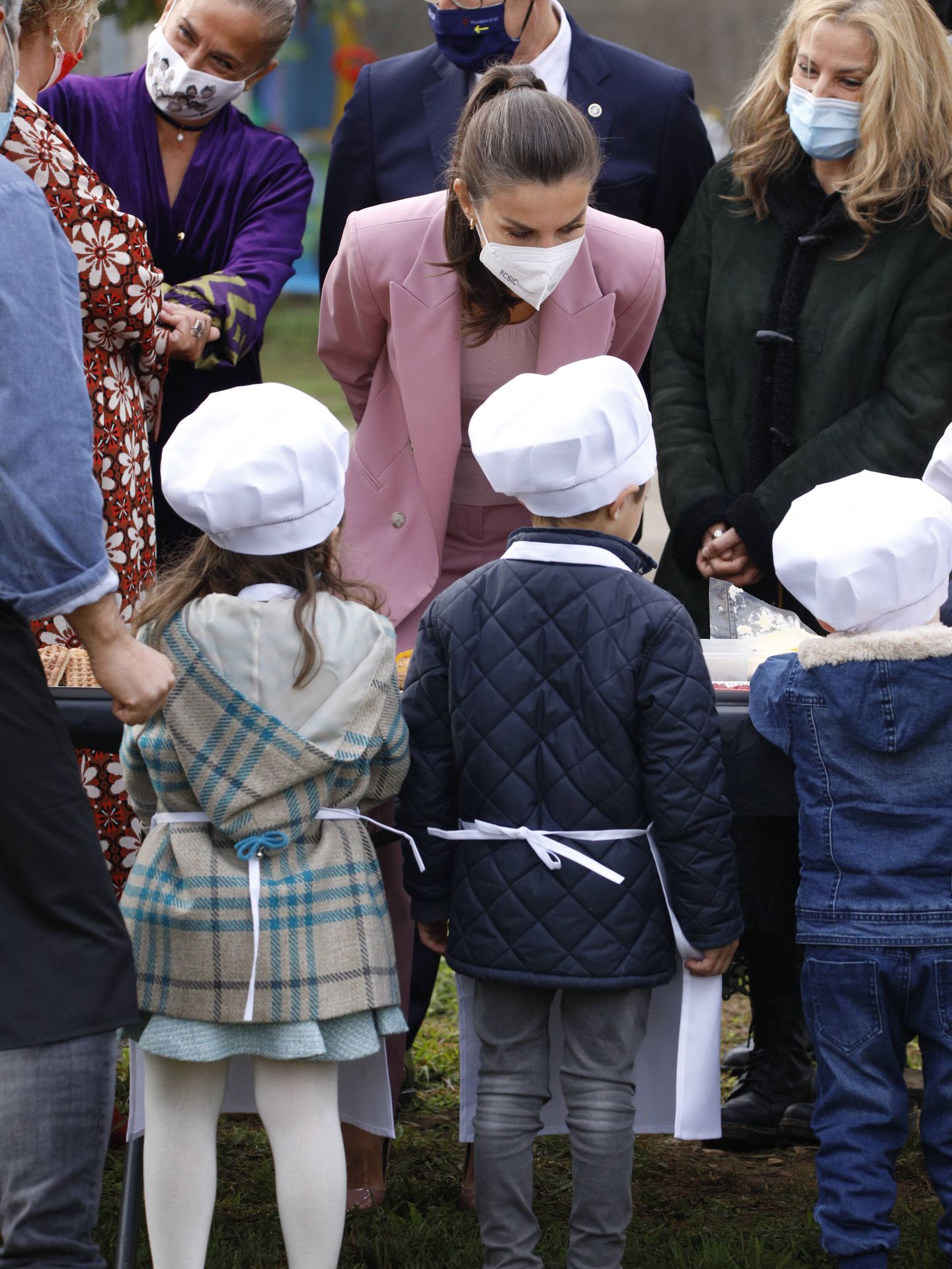 La reina Letizia, con los pequeños 'minichefs'. (Limited Pictures)