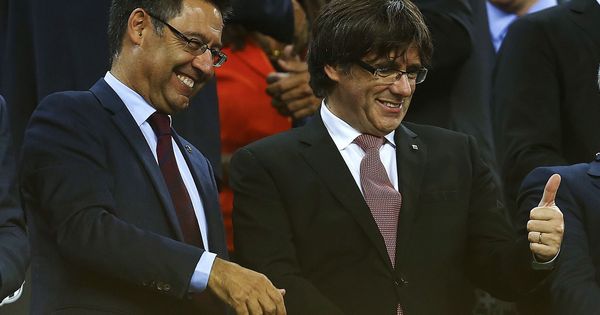 Foto: Josep Maria Bartomeu en el paco junto a Carles Puigdemont, presidente de la Generalitat. (EFE)
