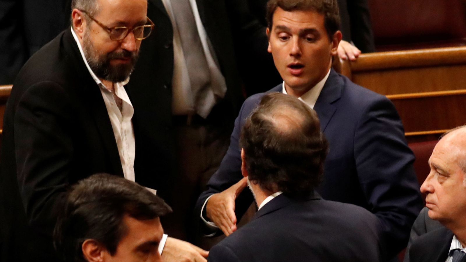 Foto: El portavoz de Ciudadanos en el Congreso, Juan Carlos Girauta, Albert Rivera y Mariano Rajoy conversan en el hemiciclo. (Reuters)