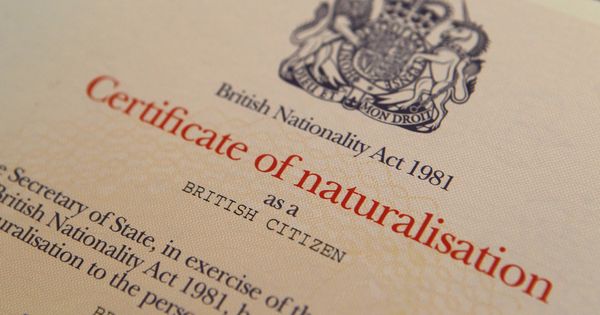 Foto: Un certificado de ciudadanía británico. (Reuters)