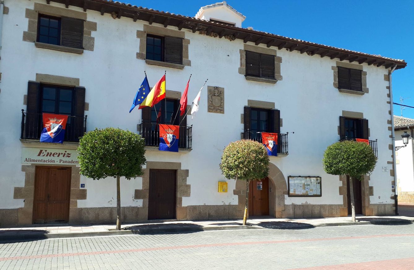 El Ayuntamiento del municipio navarro de Eneriz, cerrado. (J. M. A.)