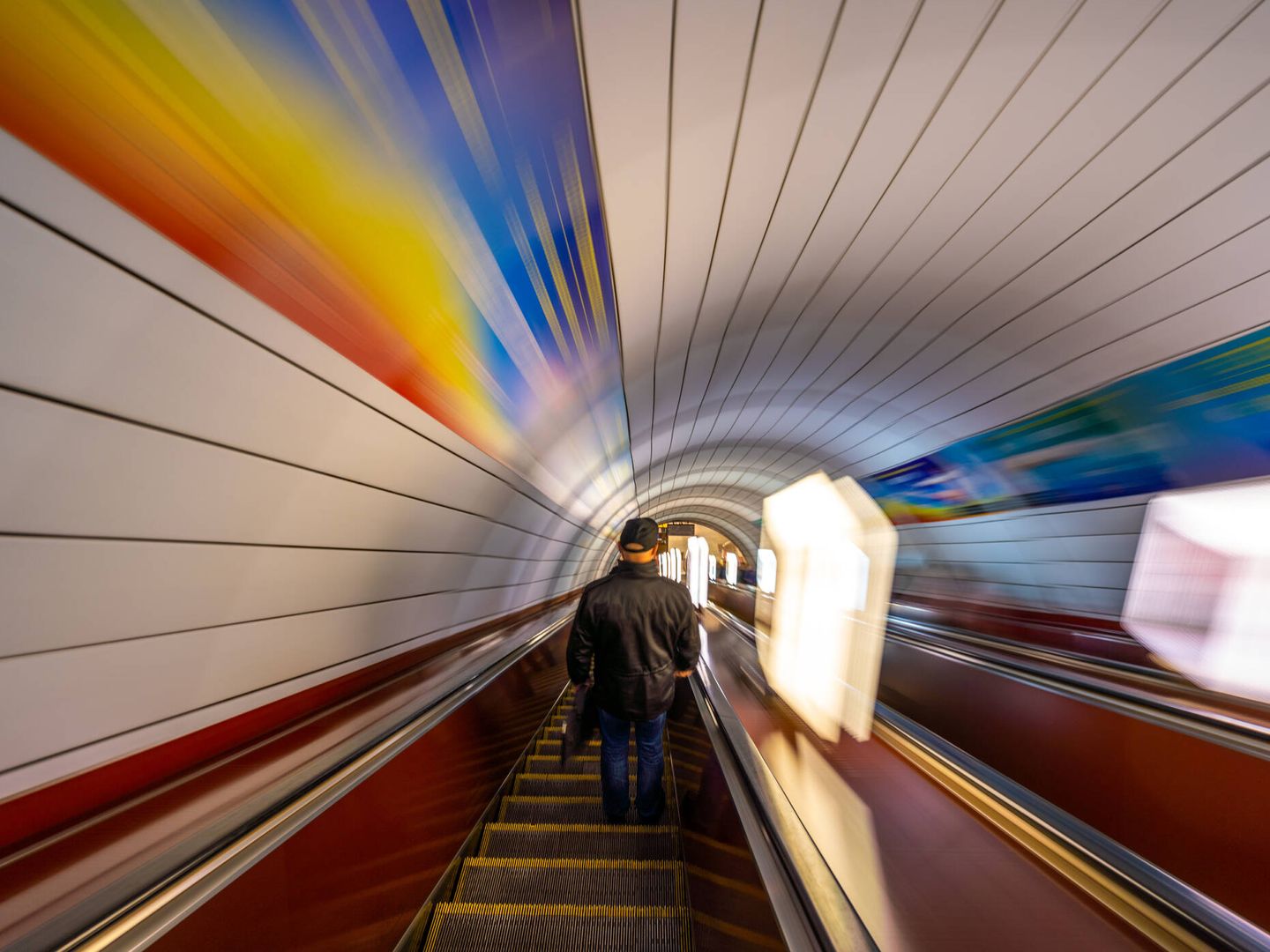 Escaleras de la estación de metro Arsenalna (Fuente: iStock)