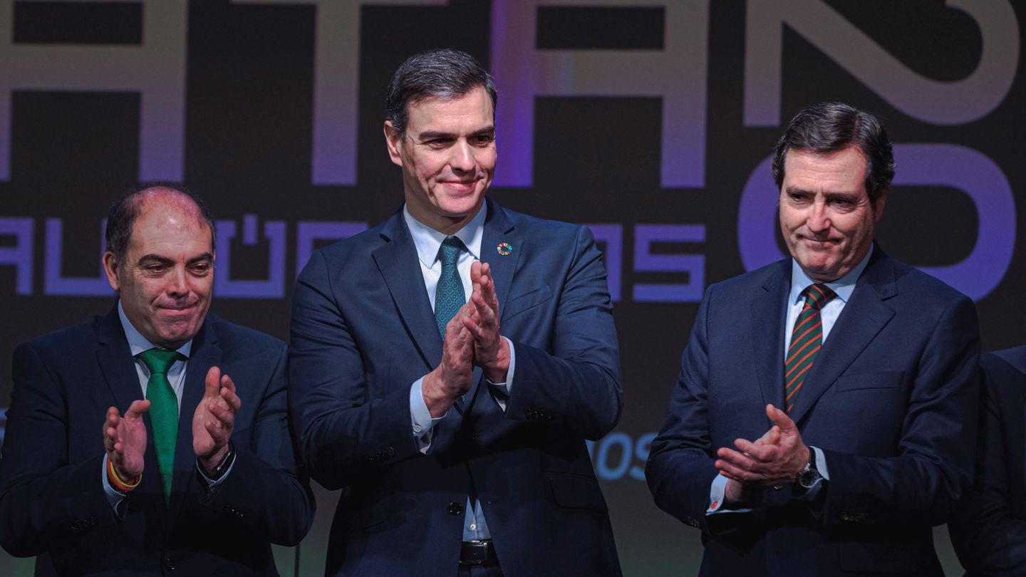 El presidente del Gobierno, Pedro Sánchez (c), junto al presidente de ATA, Lorenzo Amor (i) y el presidente de la CEOE, Antonio Garamendi (d). (EFE)