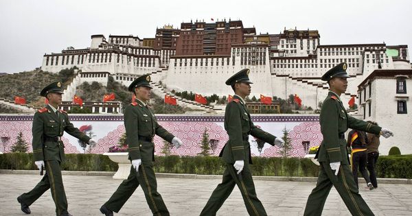 Foto: Soldados del Ejército de Liberación Popular patrullan frente al Palacio de Potala en Lhasa, Tíbet, en junio de 2008. (Reuters)