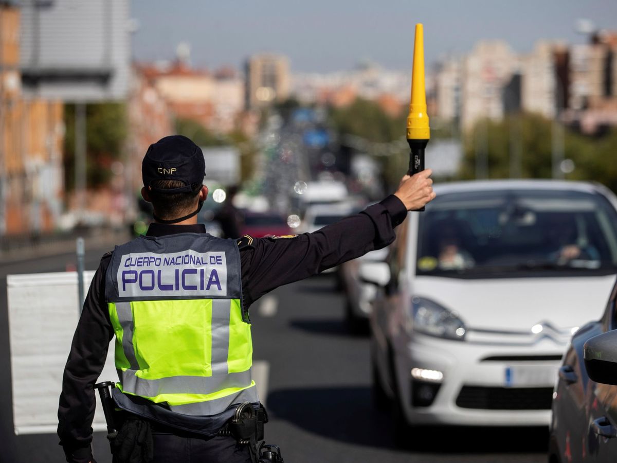 Foto: Controles policiales en carretera por las restricciones en Madrid (EFE)