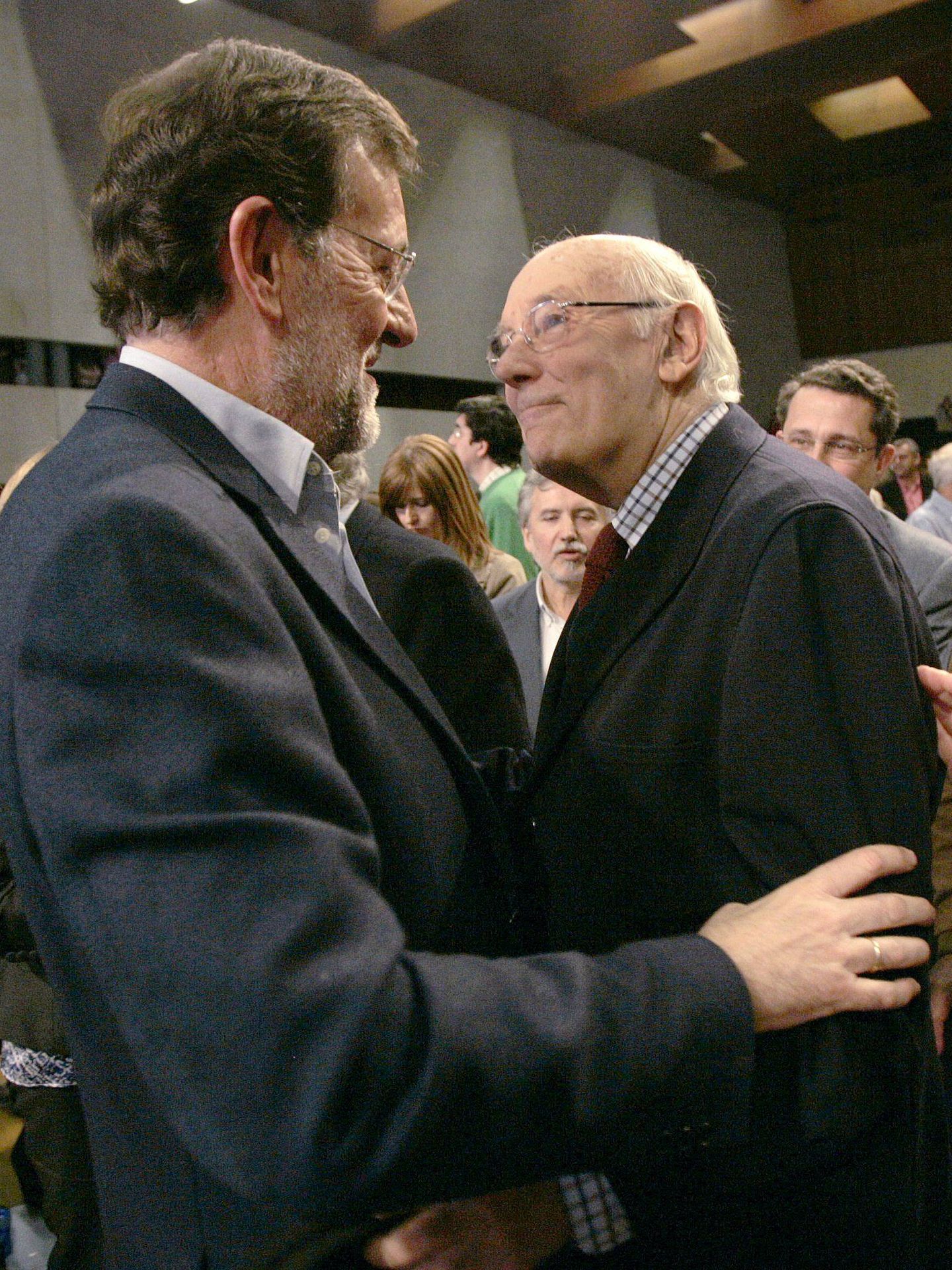 Mariano Rajoy saluda a José Manuel Romay Beccaría el 11 de abril de 2010, nada más nombrarlo tesorero del PP. (EFE)