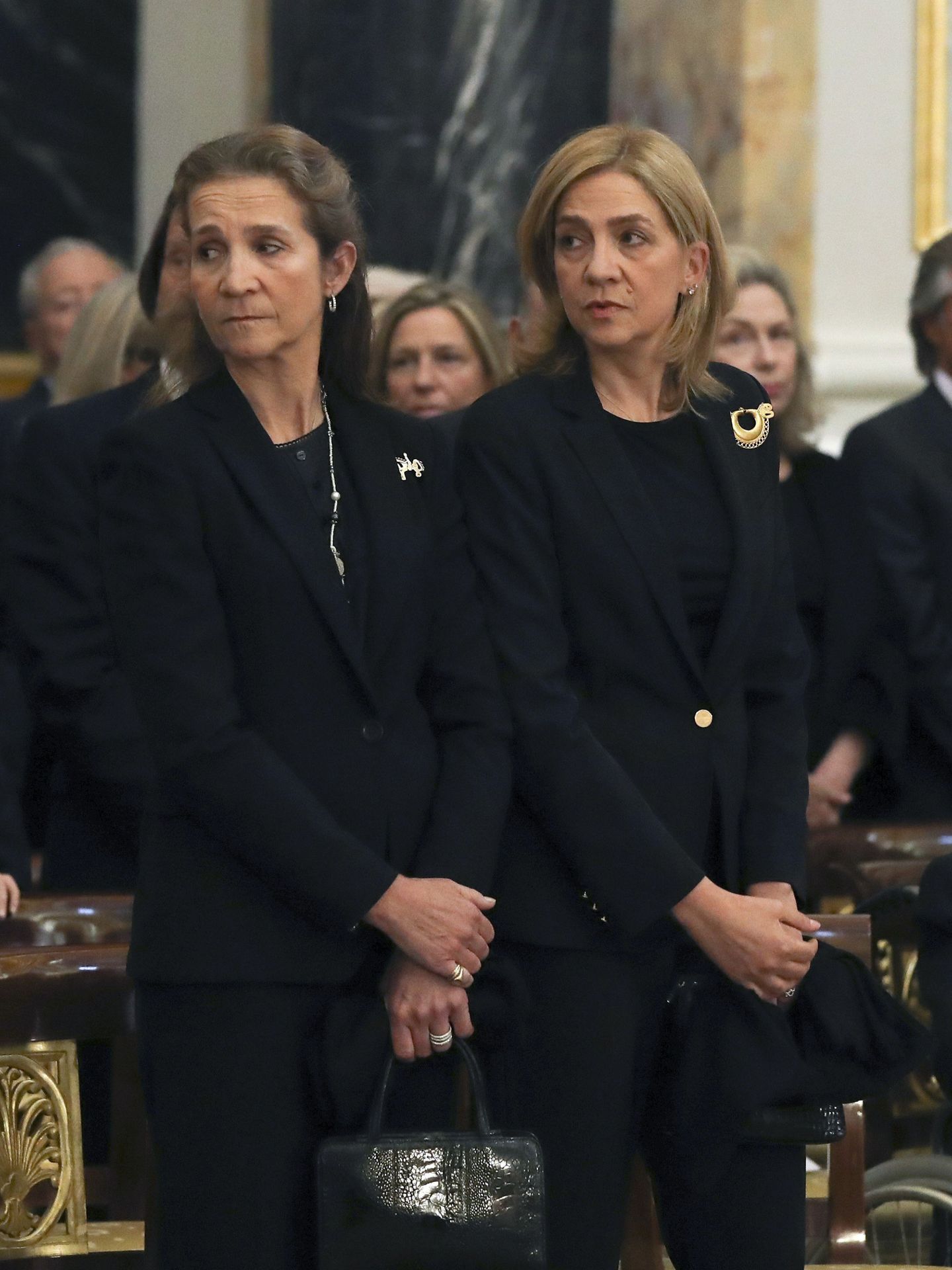 Las infantas Elena y Cristina, durante el funeral por la infanta Alicia de Borbón-Parma. (EFE)