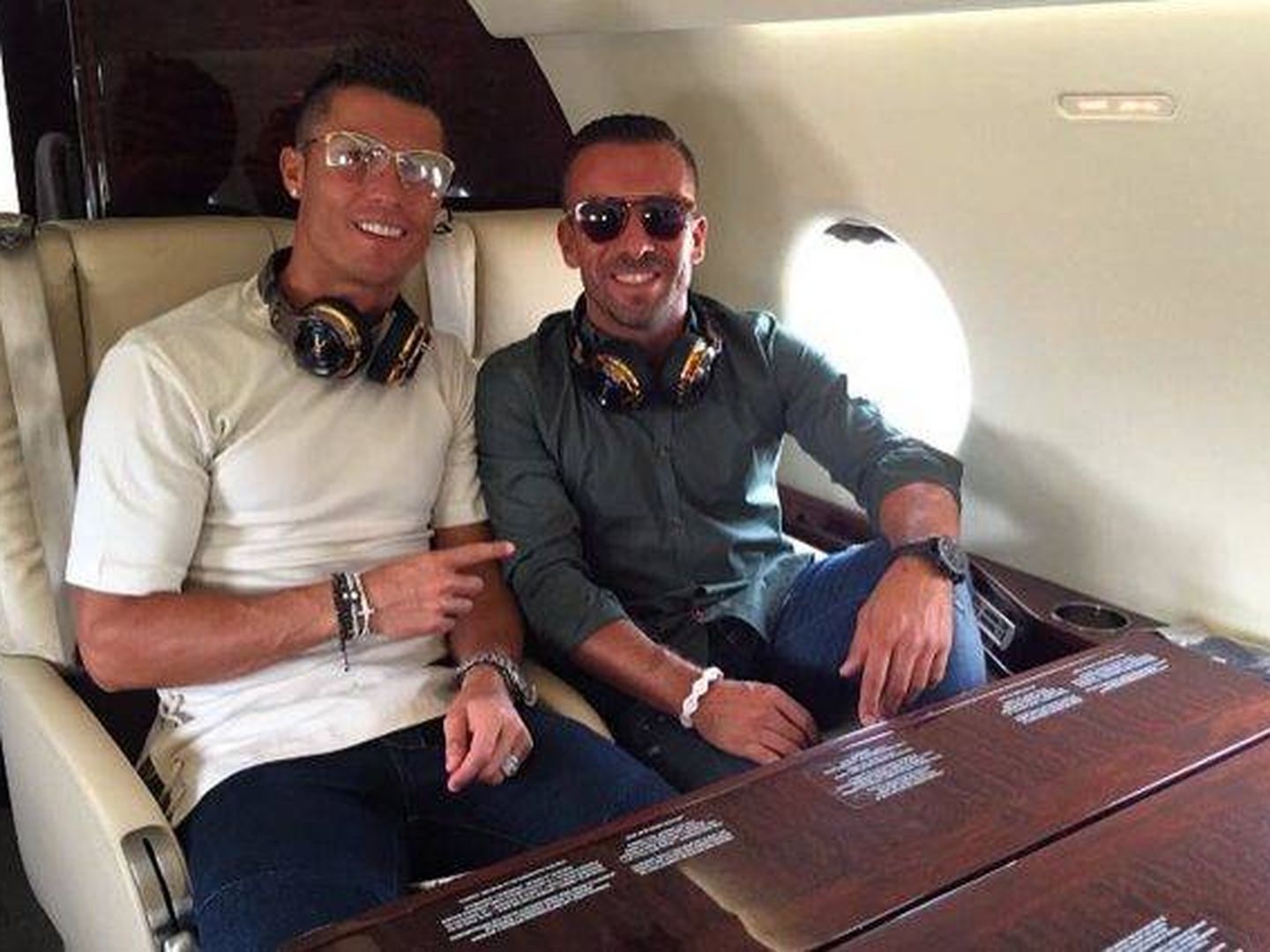 Cristiano Ronaldo en su jet. (Twitter)