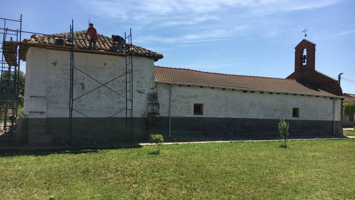 Apadrina una teja: el 'crowdfunding' rural para salvar una ermita barroca que salió de una conversación de bar