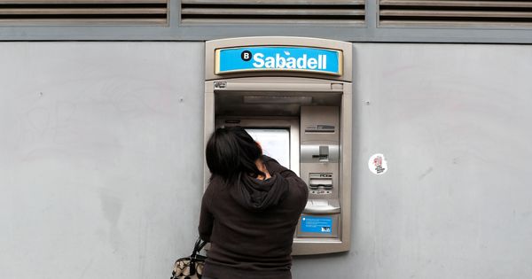 Foto: Un cajero del banco Sabadell. (Reuters)
