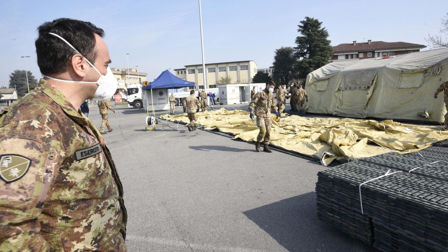 El Ejército italiano levanta una carpa para infectados por coronavirus a las afueras del hospital de Crema (EFE)