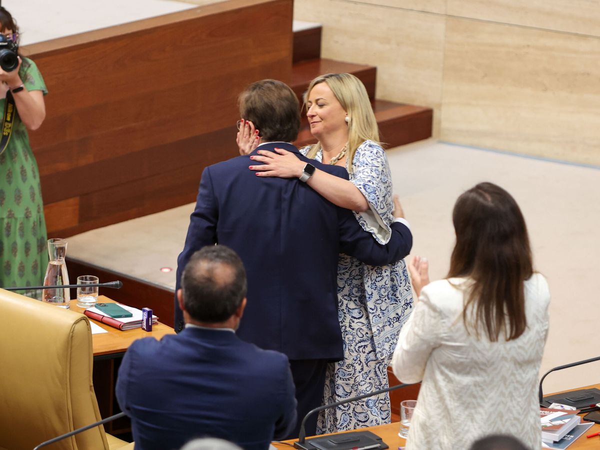 Foto: La presidenta de la Asamblea de Extremadura, Blanca Martín Delgado, abraza al presidente de Extremadura en funciones, Guillermo Fernández Vara, este martes. (EFE/Jero Morales)