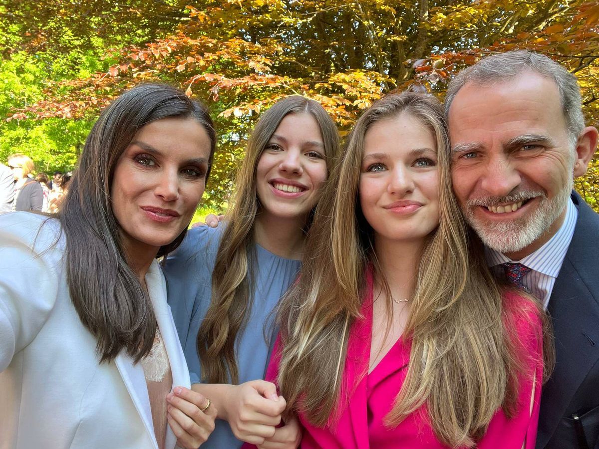 Foto: El selfi de los Reyes y sus hijas en la graduación de Leonor. (Casa Real)