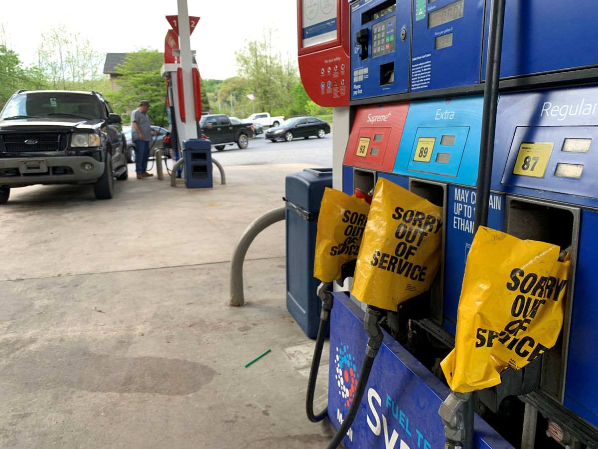 Foto: Surtidores de gasolina fuera de servicio en Waynesville, Carolina del Norte. (Reuters)