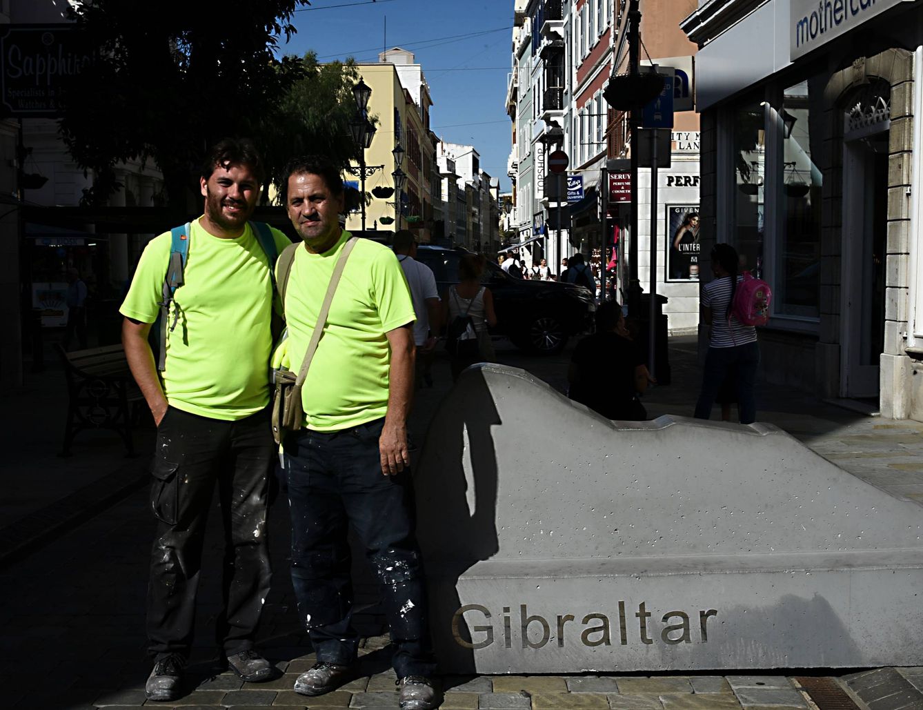 Francisco y Jonathan Espinosa, en Main Street, de Gibraltar. (Toñi Guerrero)