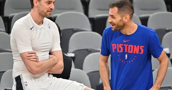 Foto: Pau Gasol y José Manuel Calderón hace un par de días antes del partido entre los Spurs y los Pistons. (EFE)