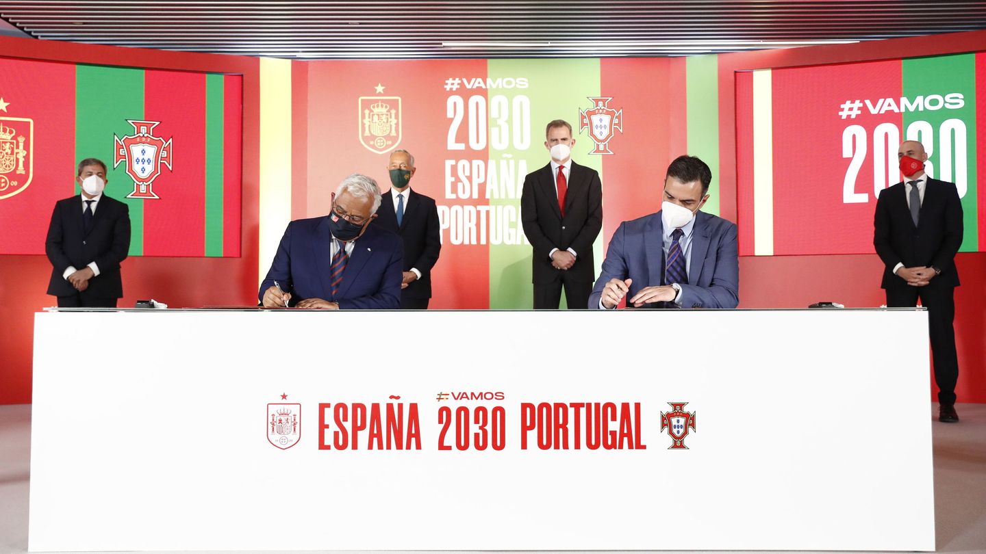 António Costa y Pedro Sánchez firman el acuerdo para la candidatura al Mundial 2030. (EFE/Pedro González)