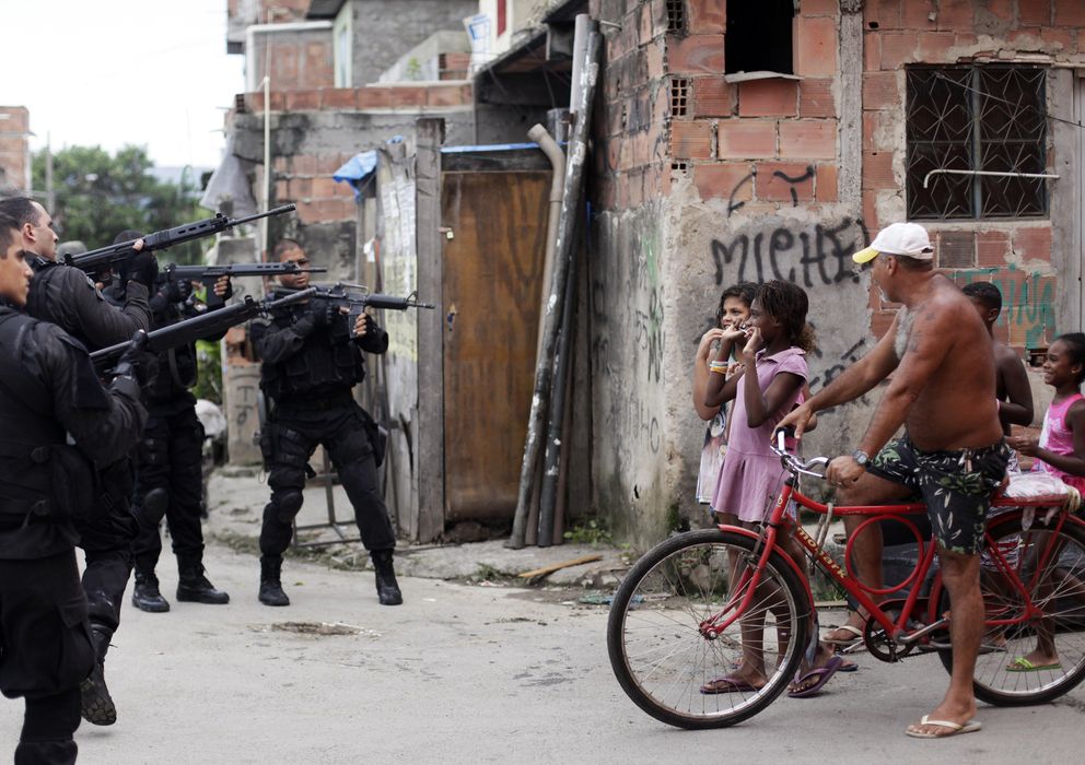 Foto: Residentes de la favela de la Maré, en Río de Janeiro, reaccionan durante una operación policial el pasado marzo (Reuters).